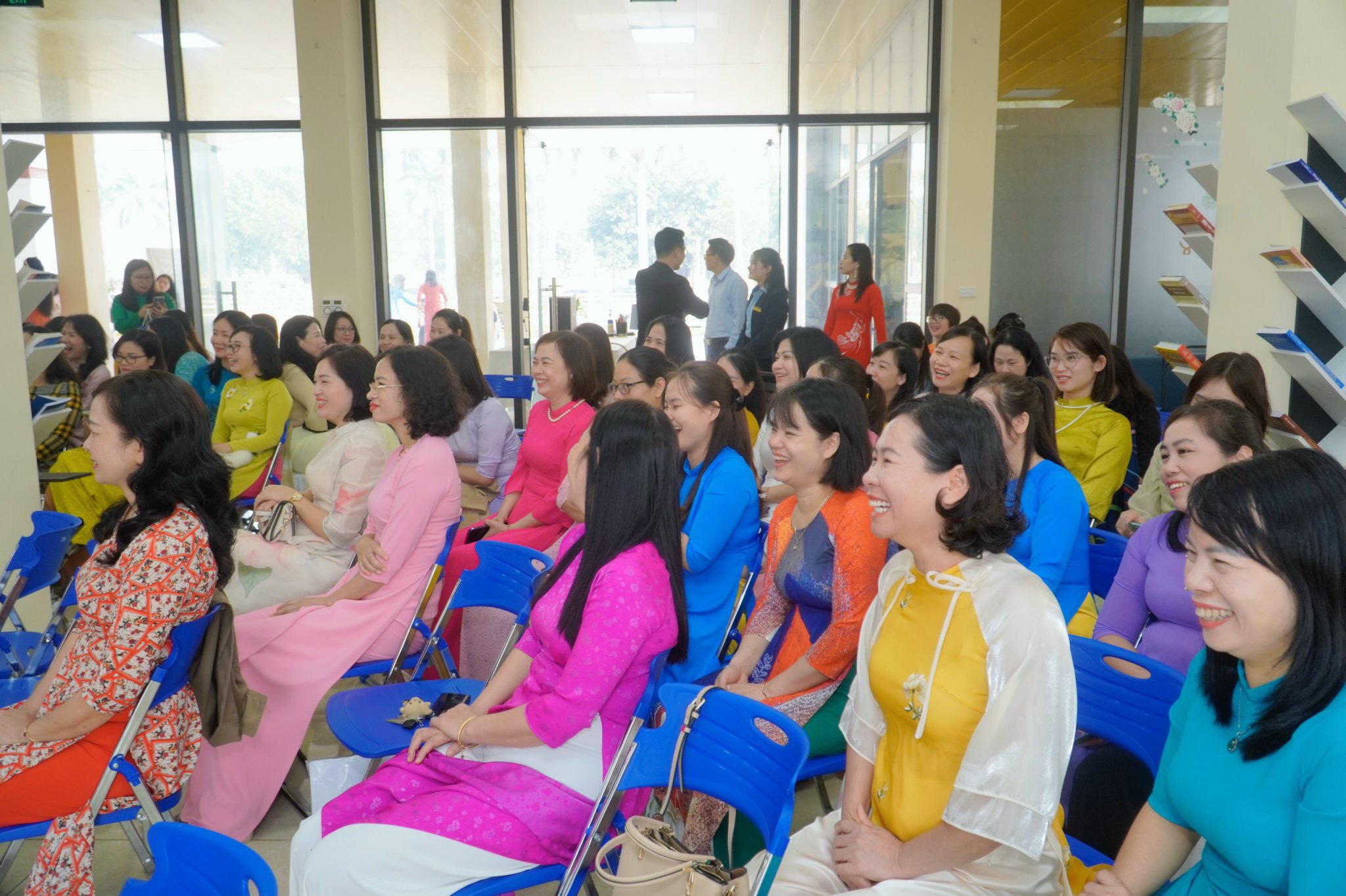 THS. CGTL Vera Xuân Hường Chia Sẻ Tại Workshop "Phụ Nữ Hiện Đại - Sắc Đẹp - Trí Tuệ - Tự Tin" Tại Trường Đại Học Hồng Đức 6 z5231740778008 68bc491d628a75443fb6ea55b2eee04f